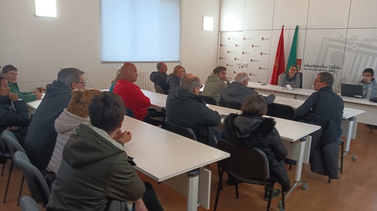 Eguzki plaka fotovoltaikoak jarri nahi dituzte Lekunberriko kiroldegiaren teilatuan