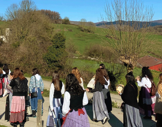 Lekunberri eta Larraungo gazteak Riskitin abesbatzaren laguntzaz Larraungo herriak kantuz alaitzera aterako dira abenduaren 24-ko goizean