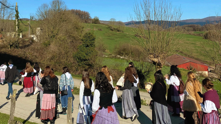 Lekunberri eta Larraungo gazteak Riskitin abesbatzaren laguntzaz Larraungo herriak kantuz alaitzera aterako dira abenduaren 24-ko goizean