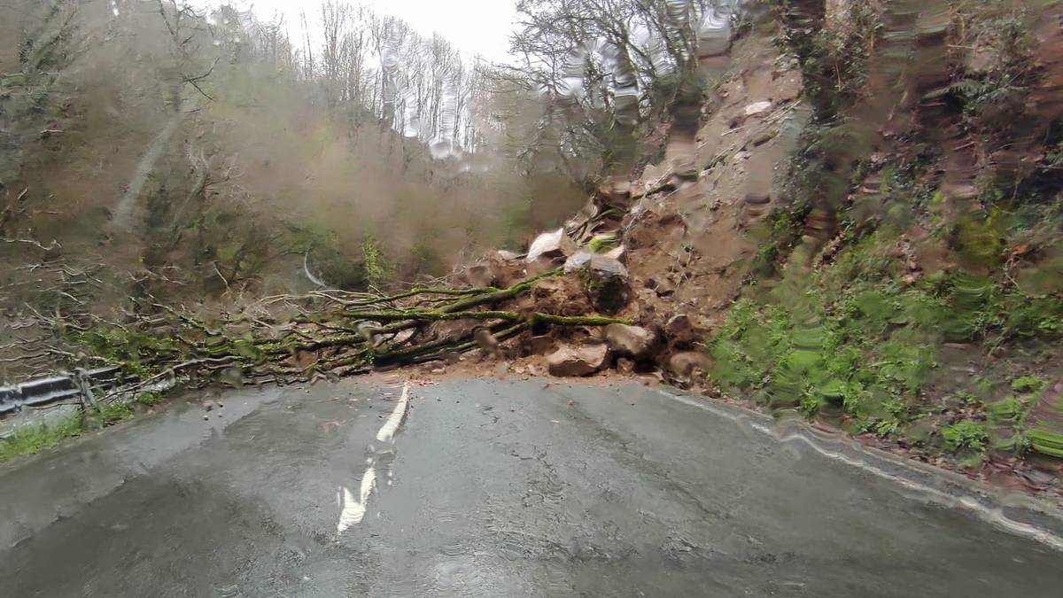 Lur-jausi baten ondorioz, Lezaeta inguruko errepidea moztu dute
