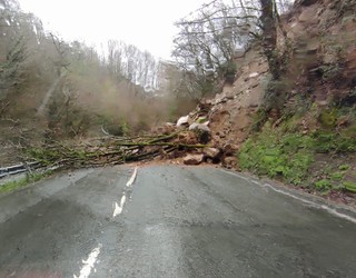 Lur-jausi baten ondorioz, Lezaeta inguruko errepidea moztu dute