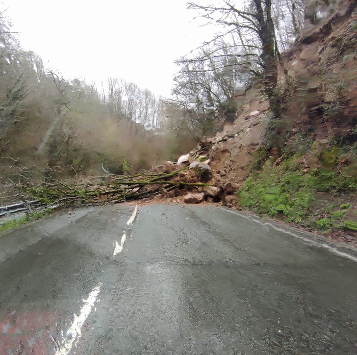 Lur-jausi baten ondorioz, Lezaeta inguruko errepidea moztu dute