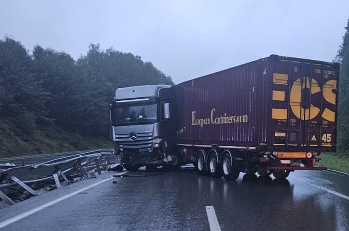 Leitzarango autobia (A-15) itxi dute kamioi batek Larraunen izandako istripuaren ondorioz