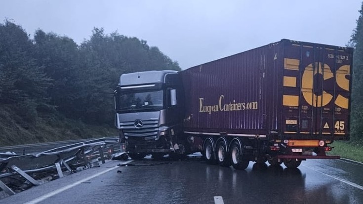 Leitzarango autobia (A-15) itxi dute kamioi batek Larraunen izandako istripuaren ondorioz