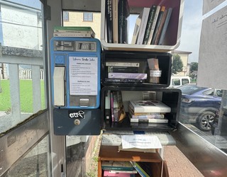 Lekunberriko telefono kabina zaharrak liburuen deia jaso du