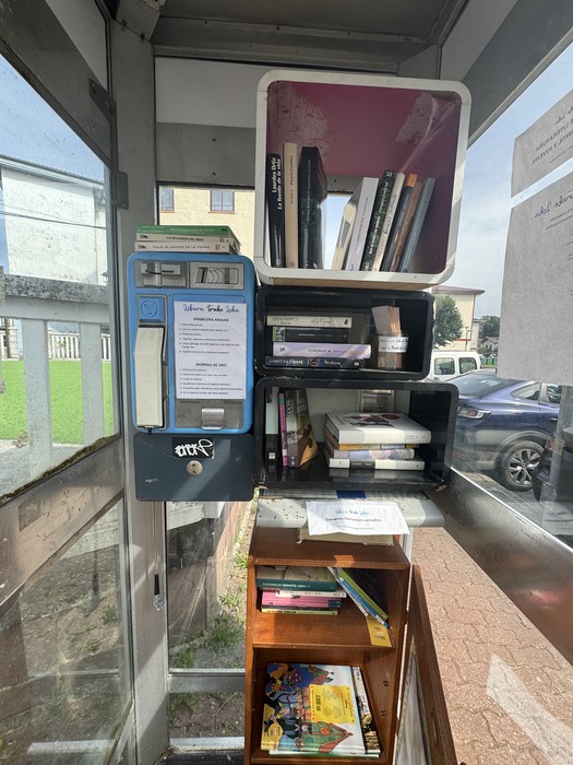Lekunberriko telefono kabina zaharrak liburuen deia jaso du