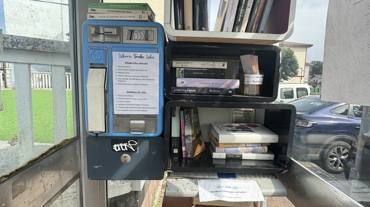Lekunberriko telefono kabina zaharrak liburuen deia jaso du
