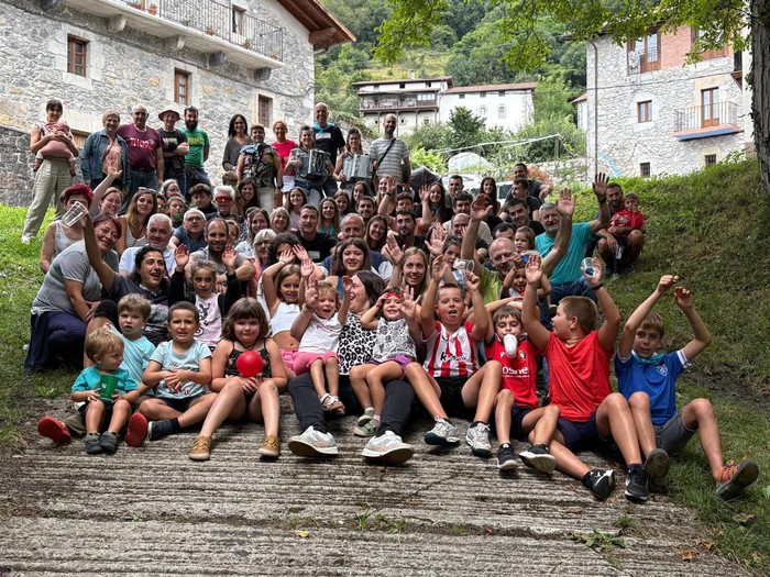 Festa ederrak eta jendetsuak ospatu zituzten Azpirotzen