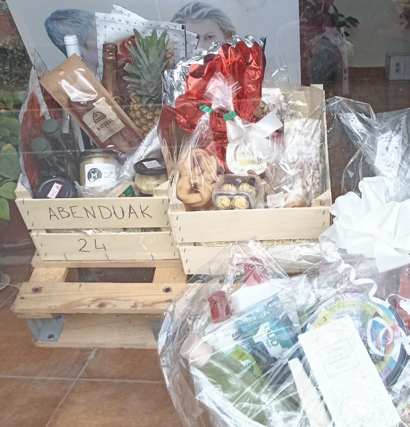 Araitz eta Beteluko denda txikiak elkartu dira saski eder bat zozketatzeko
