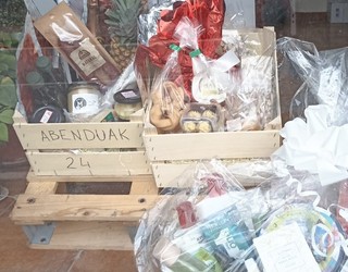 Araitz eta Beteluko denda txikiak elkartu dira saski eder bat zozketatzeko