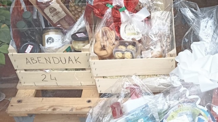 Araitz eta Beteluko denda txikiak elkartu dira saski eder bat zozketatzeko