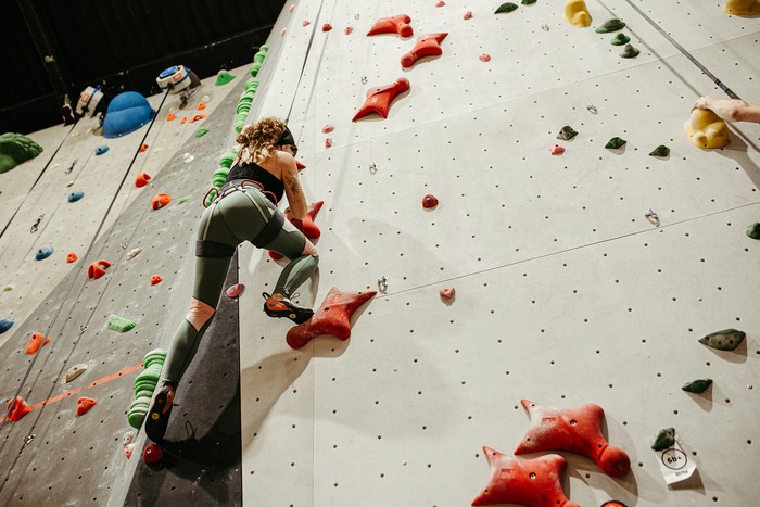 Eskalada rokodromoan eta zirkuito-jolasak