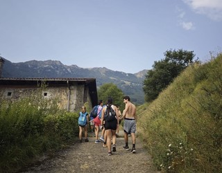 Naturarekin eta bertako kulturarekin bat egiteko bisita gidatua egin zuten Araitzen