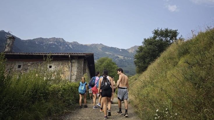 Naturarekin eta bertako kulturarekin bat egiteko bisita gidatua egin zuten Araitzen