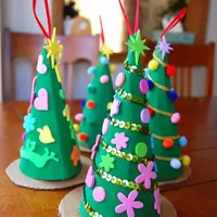 Eguberrietako apaingarriak egiteko tailerra