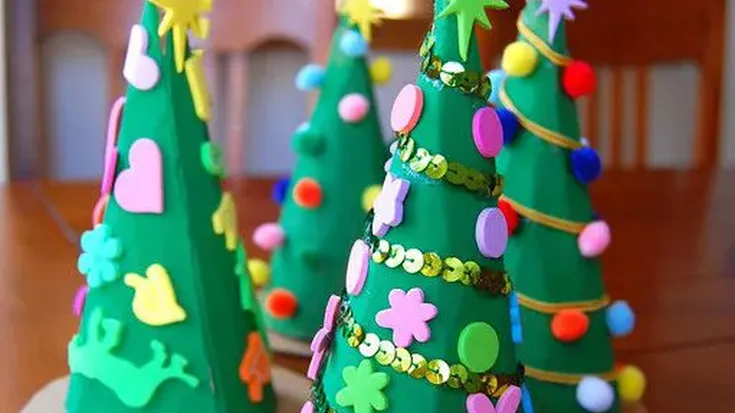 Eguberrietako apaingarriak egiteko tailerra