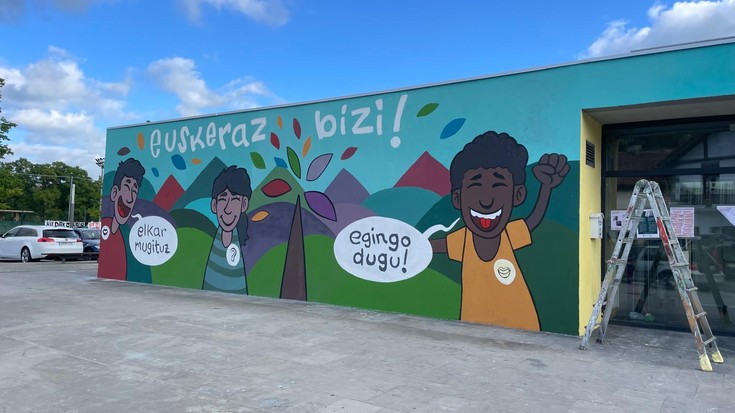 Ibarberri eskolako ikasleek horma-irudi bat margotu dute