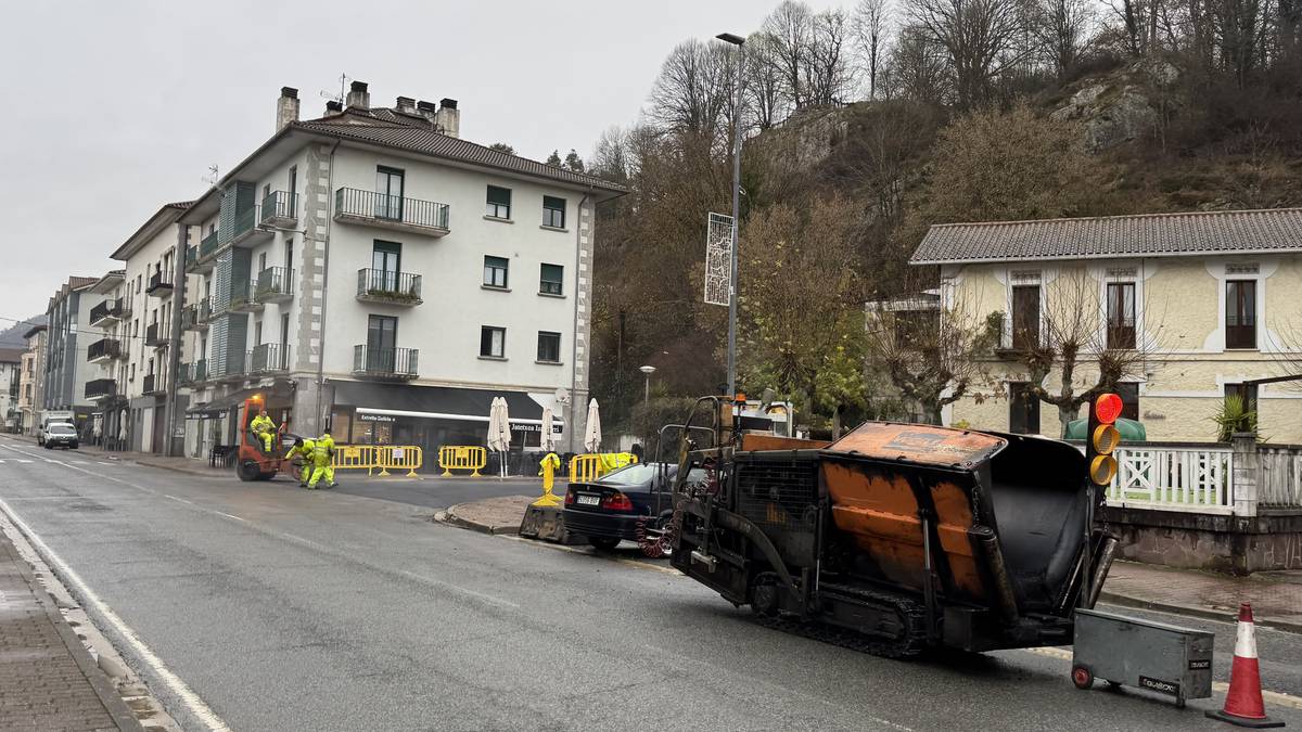 Izarberri inguruan eta industriaguneko kaleetan obretan ari dira