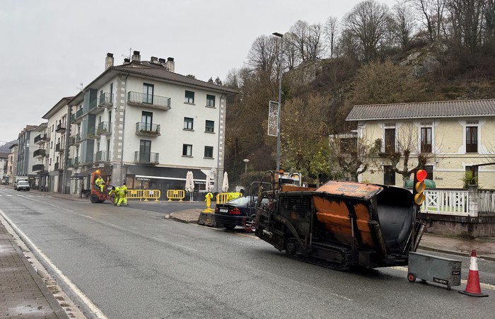 Izarberri inguruan eta industriaguneko kaleetan obretan ari dira
