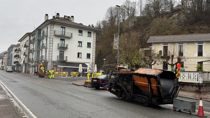 Izarberri inguruan eta industriaguneko kaleetan obretan ari dira