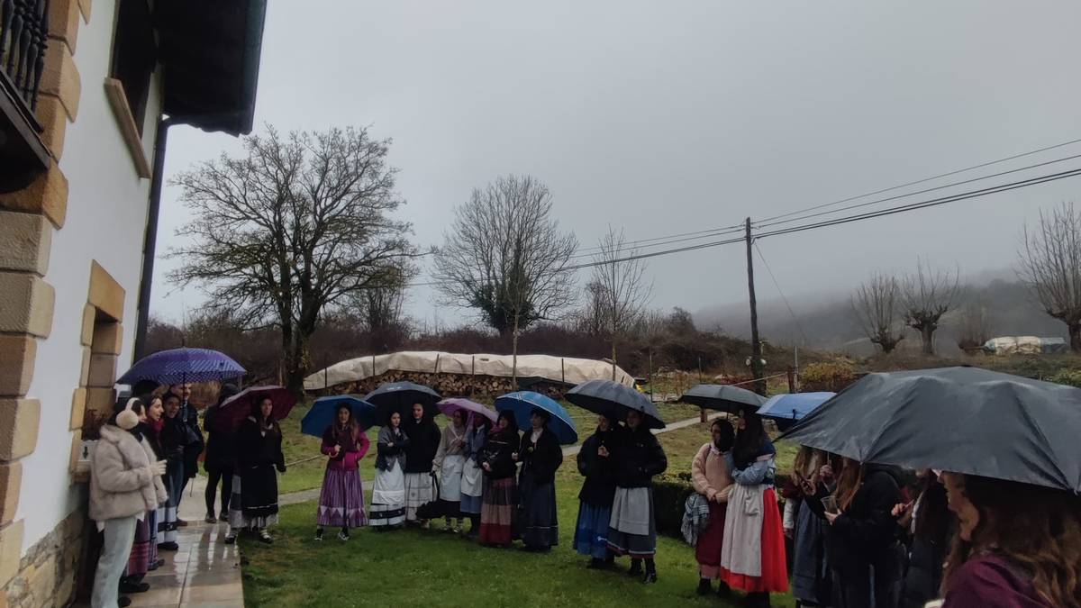 Giro polita izan zuten Larraunen kantari