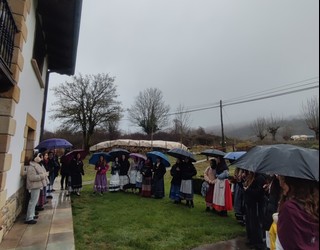 Giro polita izan zuten Larraunen kantari