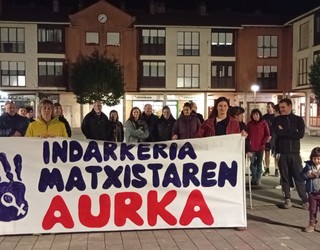 Sarrigurengo eraso matxista salatzeko elkarretaratzea egin dute Lekunberrin
