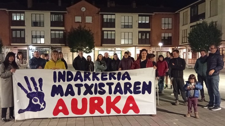 Sarrigurengo eraso matxista salatzeko elkarretaratzea egin dute Lekunberrin