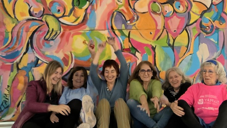 ‘Basatiak’ izeneko horma-irudi kolektiboa Plazaola Kirolgunean ikusgai dago