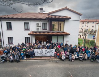Pediatra zerbitzurik gabe daudela salatu dute Larraun eta Lekunberriko hainbat gurasok