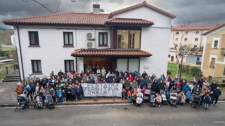 Pediatra zerbitzurik gabe daudela salatu dute Larraun eta Lekunberriko hainbat gurasok