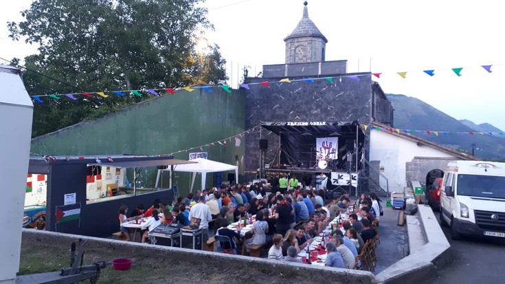 Umore ederrean joan ziren Azkarateko festak
