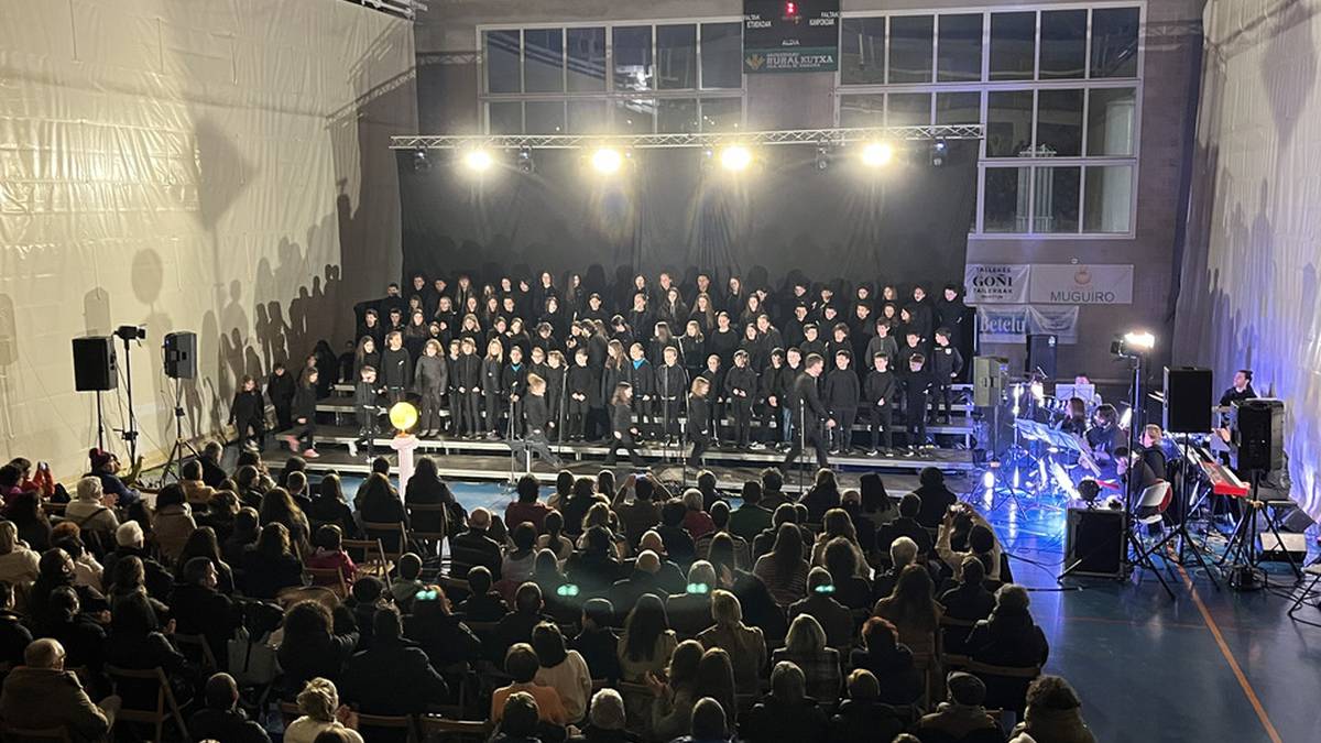 ‘Armen kontra, gure ahotsak’: bakearen aldeko ikuskizun hunkigarria