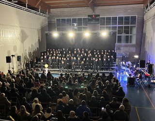 ‘Armen kontra, gure ahotsak’: bakearen aldeko ikuskizun hunkigarria