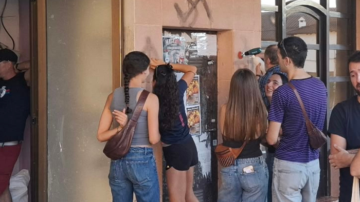 Hamarnaka herritar batu ziren Lekunberrin pintada faxistak salatu eta ezabatzeko