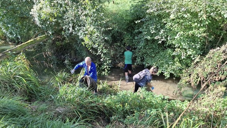 Lekunberri zeharkatzen duen ibaia garbitu dute