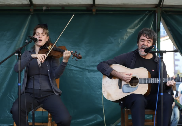 Aroztegiko auzipetuen aldeko kantaldian jendetza elkartu da