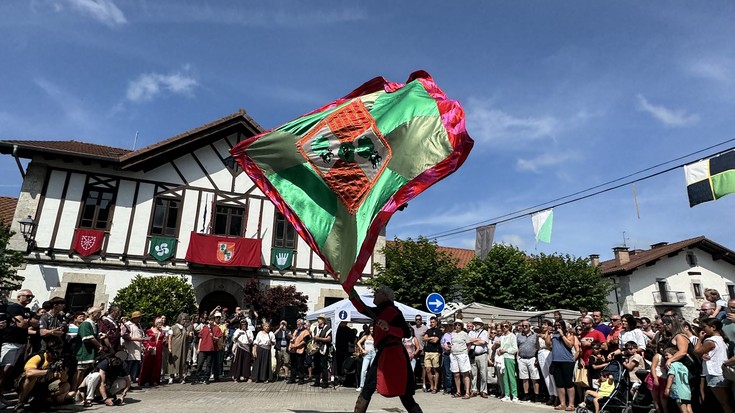 Haur, gazte zein helduak behar dituzte Antzinako Azokako antzerkian parte hartzeko