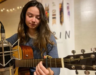 "Bat-batean" abesti berria aurkeztera etorri da Ane Martija Aralar irratira