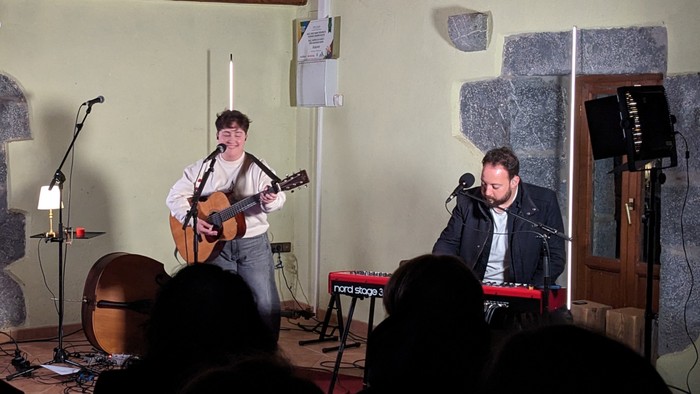 Esanezin taldearen kontzertu lasaiak berotu zuen gaua Azkaraten