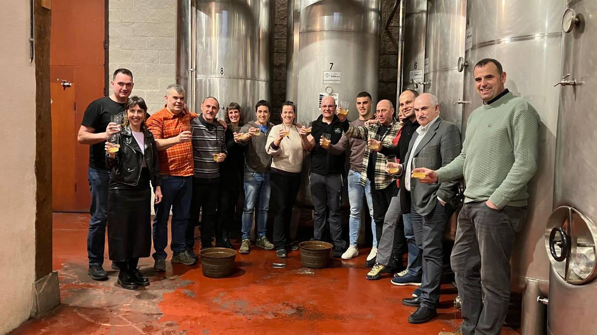 Txotx denboraldiari hasiera eman diote Toki Alai sagardotegian