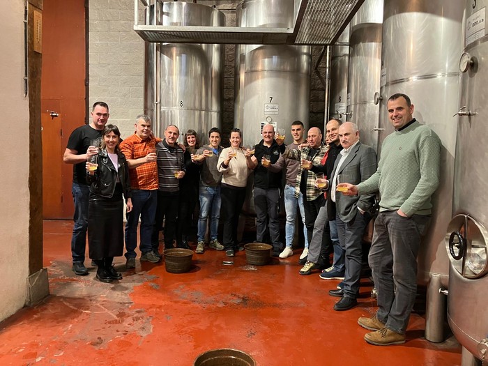 Txotx denboraldiari hasiera eman diote Toki Alai sagardotegian