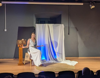 “EZ DAKIZU NOLA TRATATU? AZALDUKO DIZUT” antzerki-bakarrizketa eskeiniko dute ostiralean Baraibarren