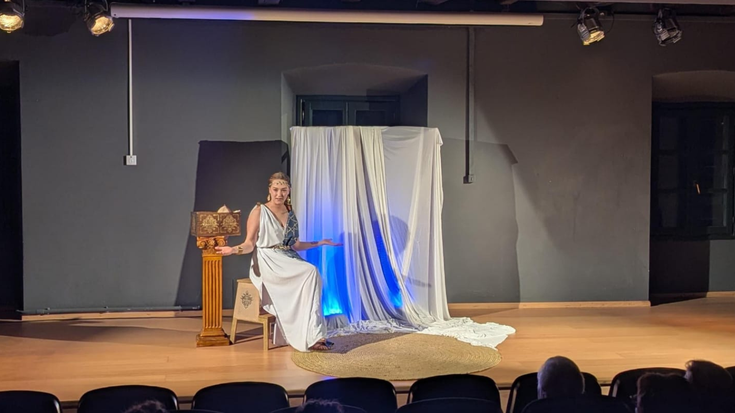 “EZ DAKIZU NOLA TRATATU? AZALDUKO DIZUT” antzerki-bakarrizketa eskeiniko dute ostiralean Baraibarren