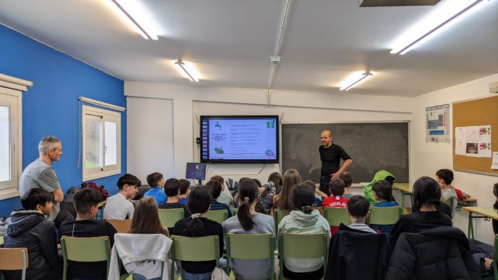 Araxes eskolan instalazio fotovoltaiko partekatuaren inguruko hitzaldia jaso dute ikasleek