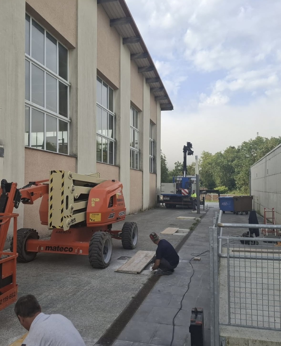 Ibarberri ikastetxeko portxearen eraikuntza eta 2. solairuko lur zoruak konpontzen ari dira