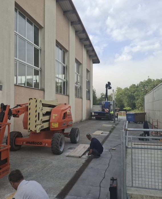 Ibarberri ikastetxeko portxearen eraikuntza eta 2. solairuko lur zoruak konpontzen ari dira
