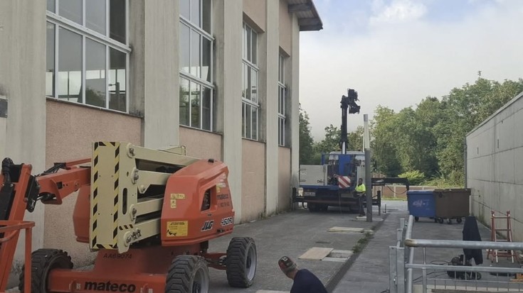 Ibarberri ikastetxeko portxearen eraikuntza eta 2. solairuko lur zoruak konpontzen ari dira